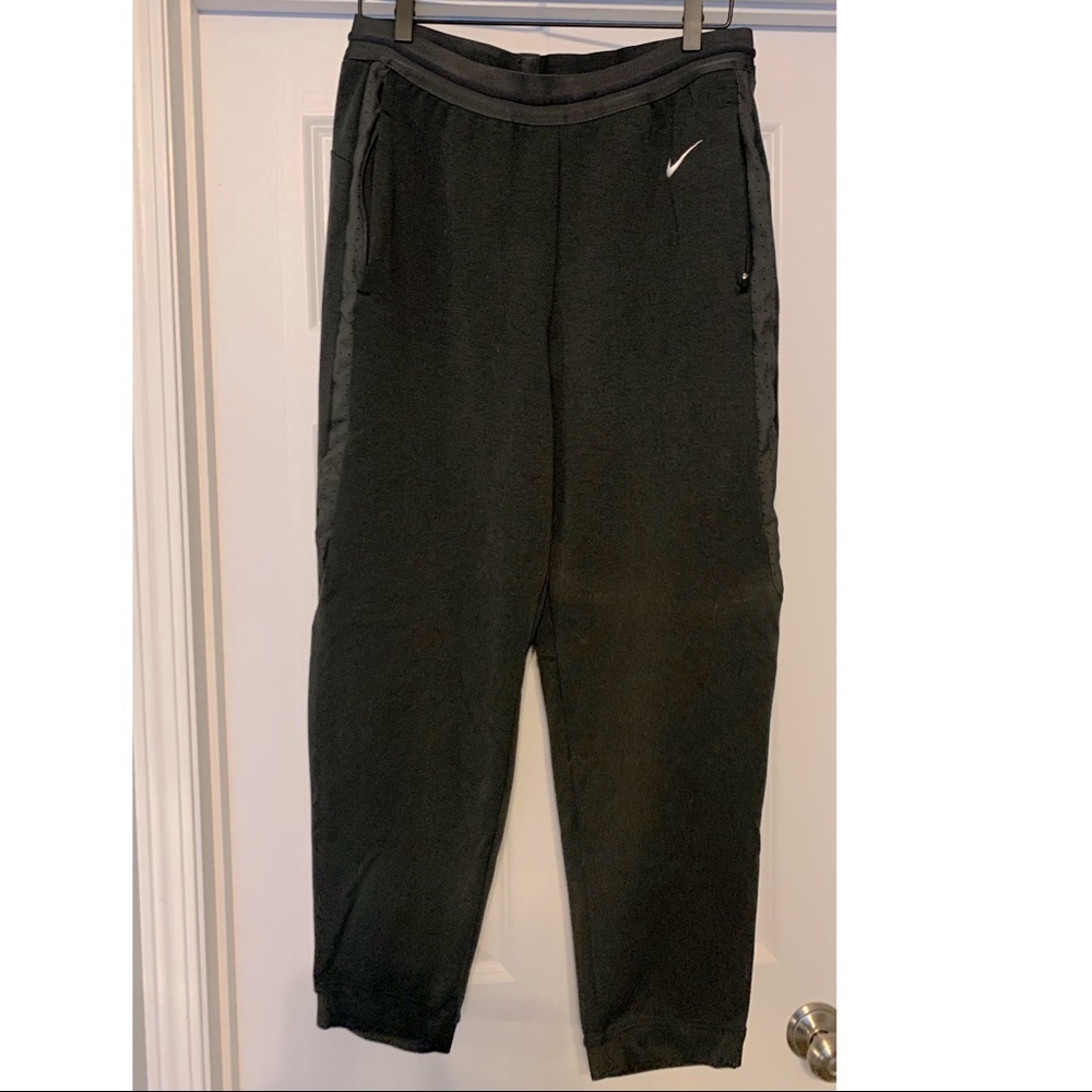 Nike Men’s Joggers-Dark Gray, Zipper pockets